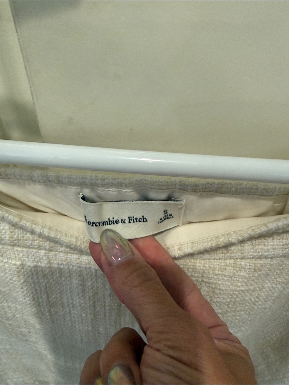 Abercrombie & Fitch Cream Textured High-Waist Shorts - Picture 2 of 4